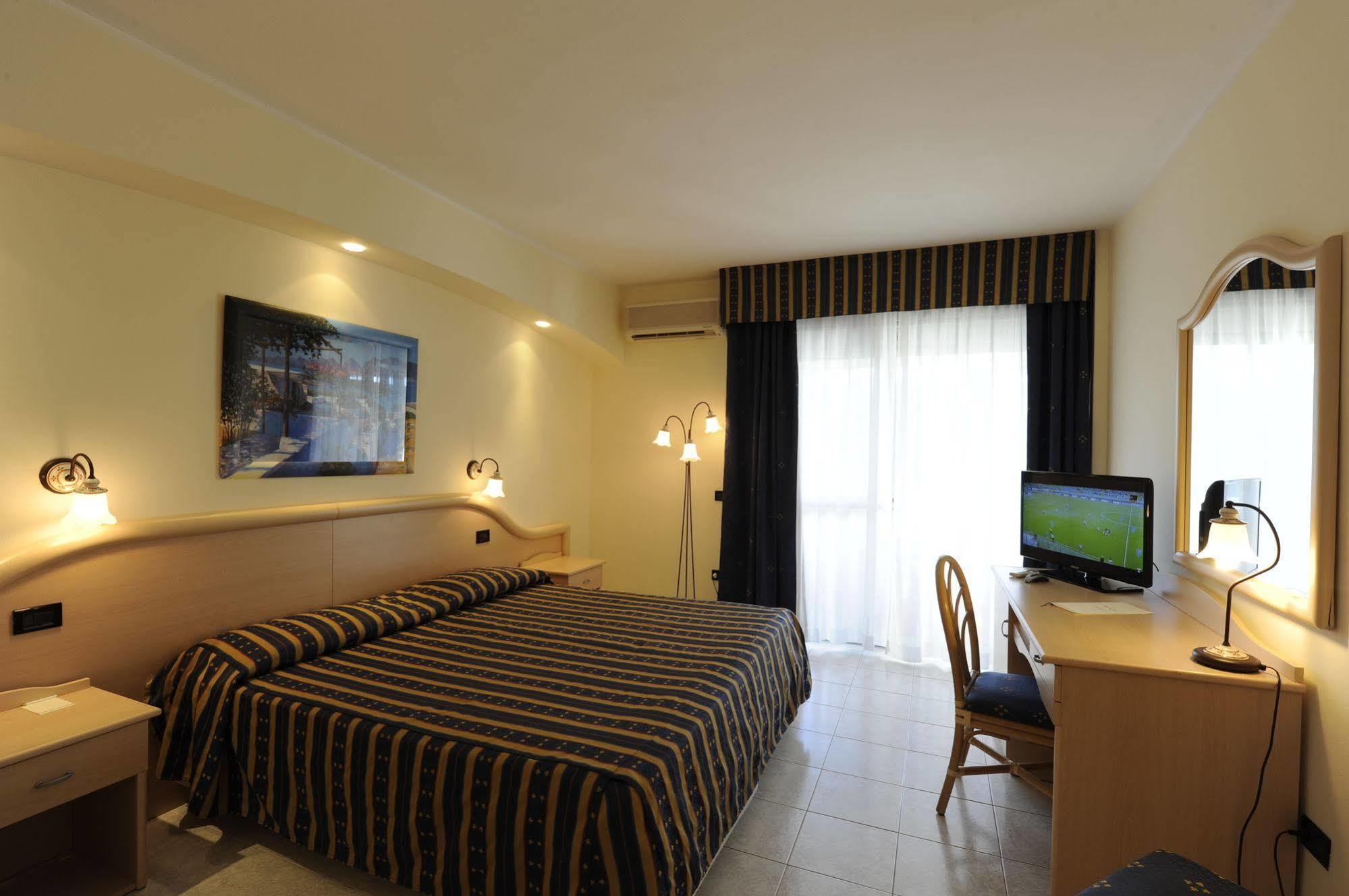 Pugnochiuso Resort - Hotel Del Faro ภายนอก รูปภาพ