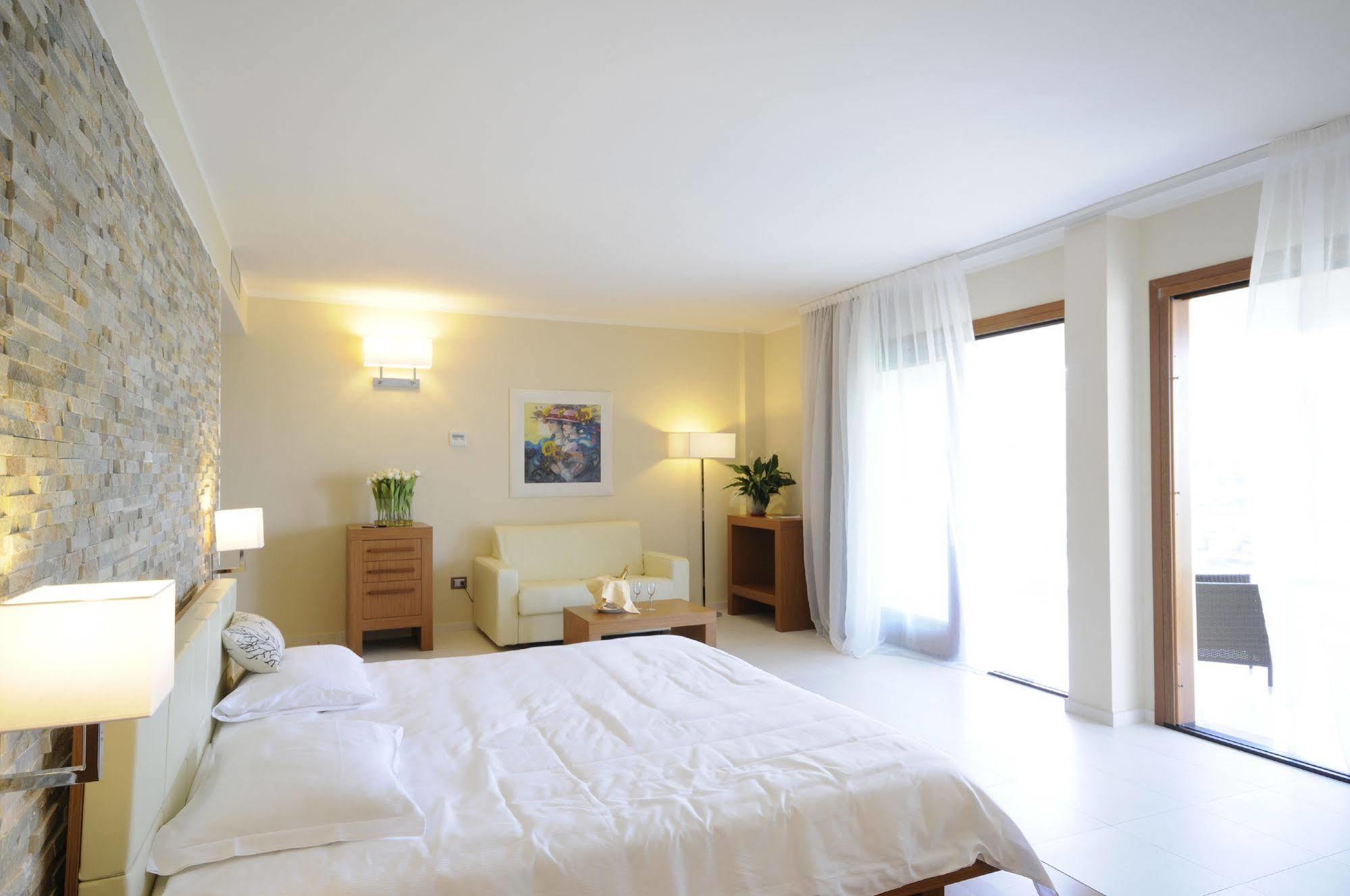 Pugnochiuso Resort - Hotel Del Faro ภายนอก รูปภาพ