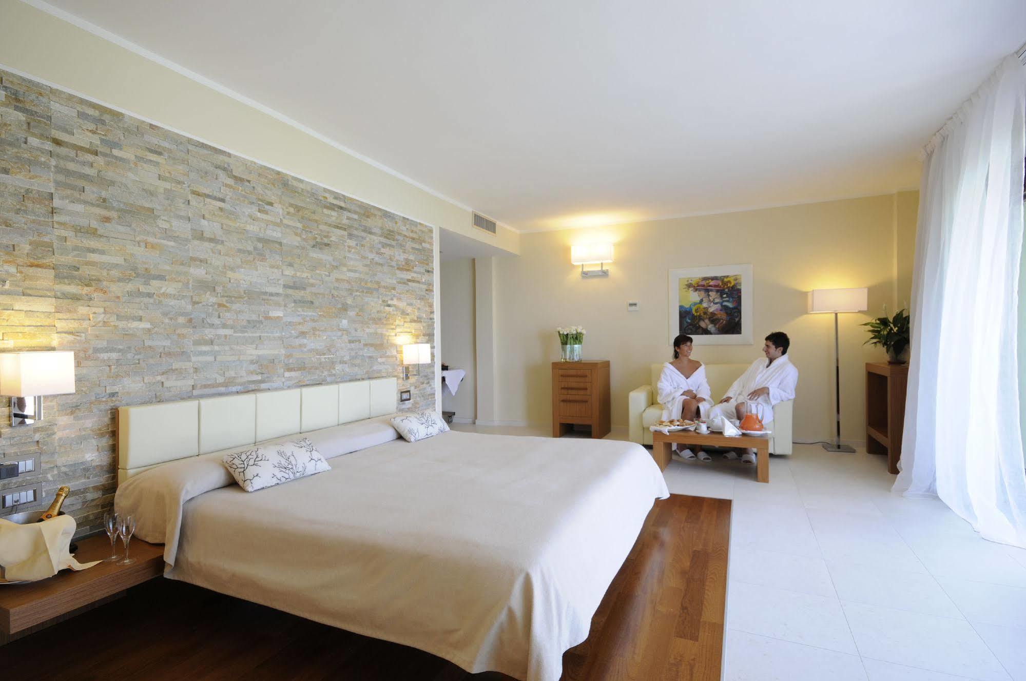 Pugnochiuso Resort - Hotel Del Faro ภายนอก รูปภาพ